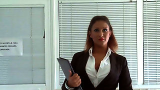 Kinky secretary gives stout blowjob to..