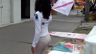 Vendedora gostosa na frente da loja
